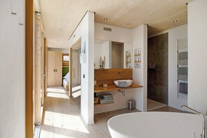 Bathtub, free toiletries, hair dryer, bathrobes - Chalet 'Bodensee Oberschwaben' with Private Terrace, Private Garden and Wi-Fi (Horgenzell)