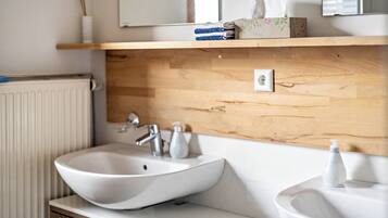 Dusche, Haartrockner, HandtĂŒcher