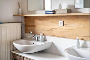 Shower, hair dryer, towels - Apartment 'Bio Ferienhof Rall' with Shared Garden and Wi-Fi (Wangen)