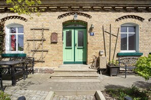 Exterior detail - Apartment Kapitaensferienhaus Hafenblick with Shared Terrace & Wi-Fi (Schaprode)