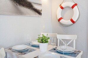 Dining - Apartment Kapitaensferienhaus Hafenblick with Shared Terrace & Wi-Fi (Schaprode)