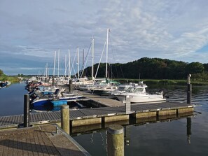 Marina - Apartment Kapitaensferienhaus Hafenblick with Shared Terrace & Wi-Fi (Schaprode)
