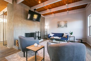 Smart TV, chimenea, tenis de mesa y libros 