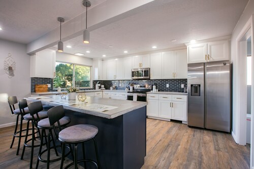 5-bedroom, grand but cozy house - sleeps 14, mountain views, huge yard