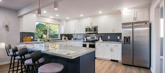 5-bedroom, grand but cozy house - sleeps 14, mountain views, huge yard