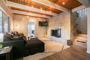 Smart TV, chimenea, tenis de mesa y libros 