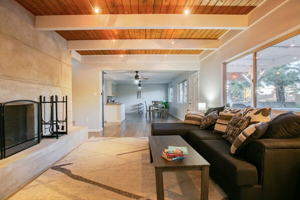 Smart TV, fireplace, ping pong, books