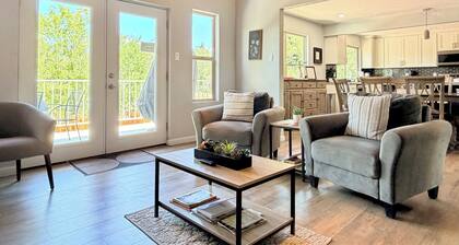5-bedroom, grand but cozy house - sleeps 14, mountain views, huge yard