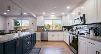 5-bedroom, grand but cozy house - sleeps 14, mountain views, huge yard