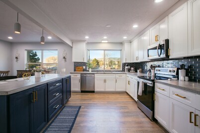 5-bedroom, grand but cozy house - sleeps 14, mountain views, huge yard