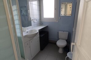 Suihku, hiustenkuivaaja, pyyhkeet