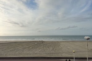 Rannalla, rantapyyhkeitä