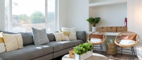 Smart-tv, een open haard, videospelletjes en tafelvoetbal