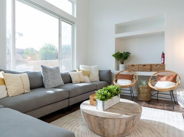 Smart TV, chimenea, videojuegos y futbolito 