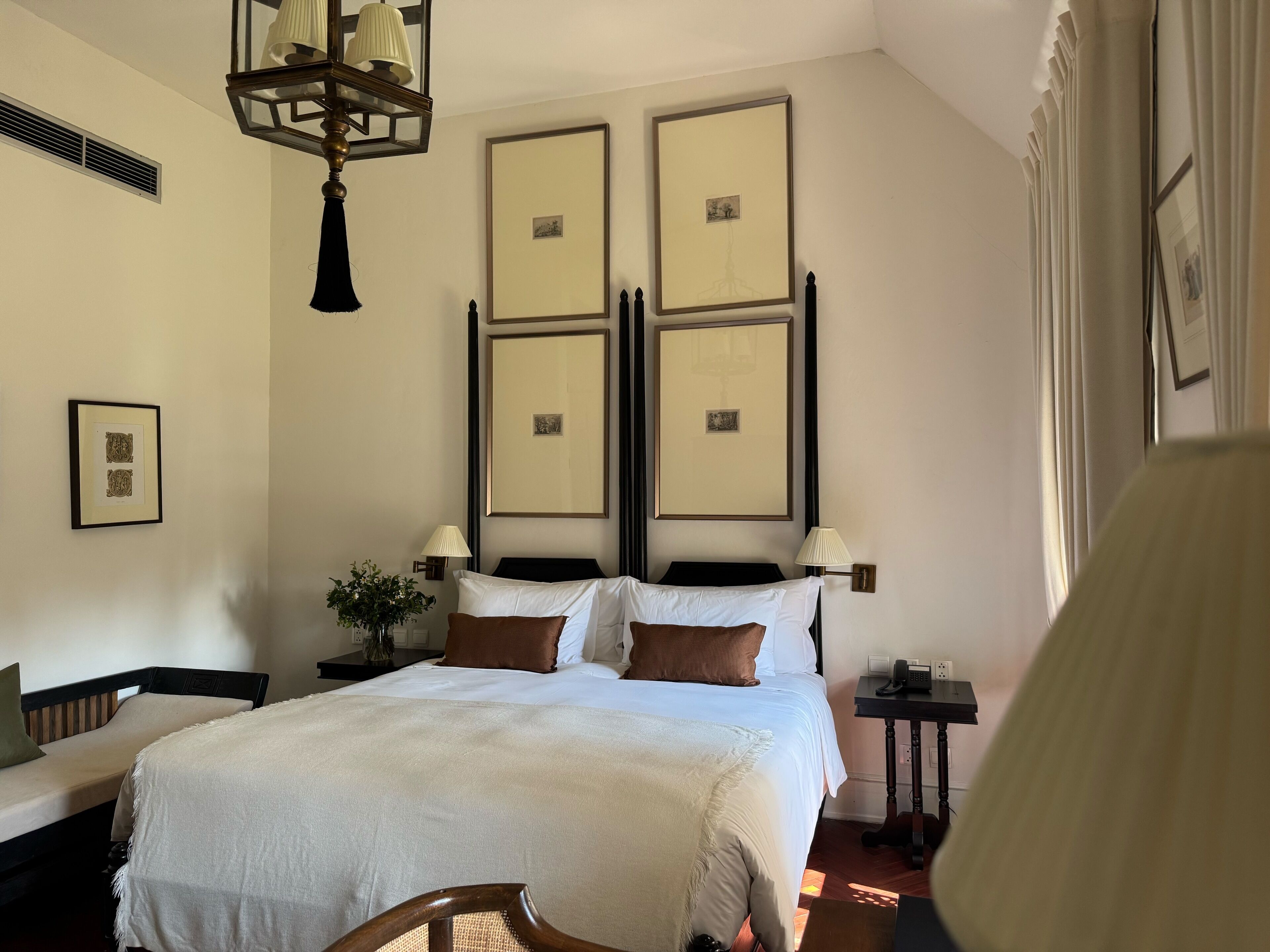 เครื่องนอนระดับพรีเมียม, มินิบาร์, ตู้นิรภัยในห้องพัก, โต๊ะทำงาน