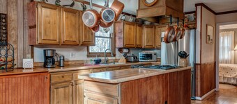 3BR mountain-view cabin with fireplace, deck, grill, & firepit