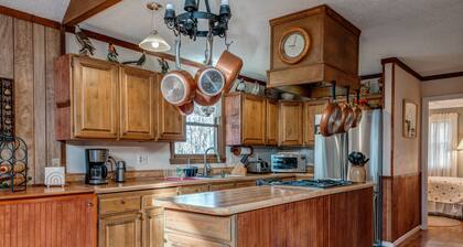 3BR mountain-view cabin with fireplace, deck, grill, & firepit