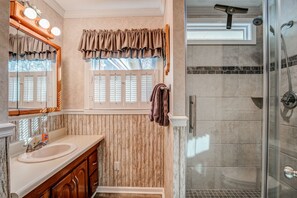Hair dryer, towels - 3BR mountain-view cabin with fireplace, deck, grill, & firepit (Dillard)