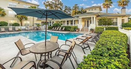 Screened Porch Condo, Walk to Redfern, Heated Pool