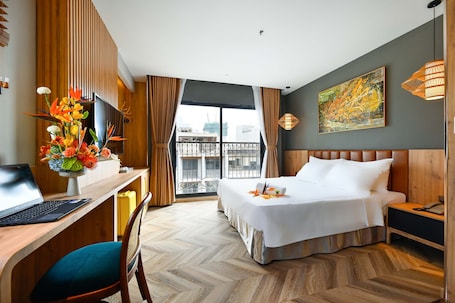 Escritorio, espacio para trabajar con laptop y wifi gratis