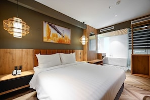 Escritorio, espacio para trabajar con laptop y wifi gratis