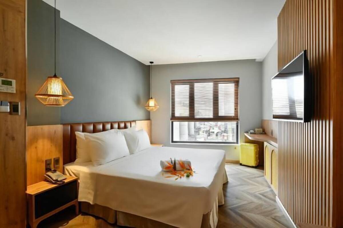 Desk, laptop workspace, free WiFi, bed sheets