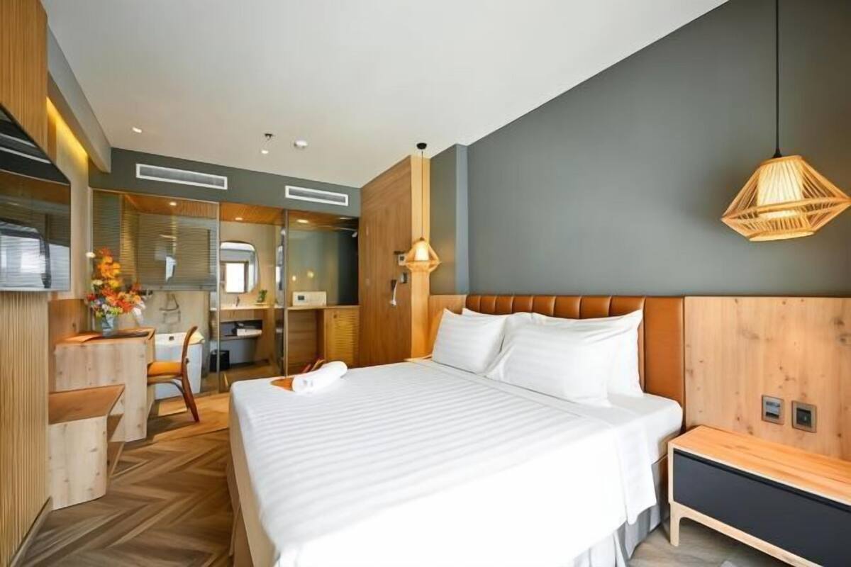 Desk, laptop workspace, free WiFi, bed sheets