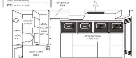 Habitación al estilo japonés con baño, ducha, espacio de almacenamiento, refrigerador, televisor, camas individuales y un hangar.