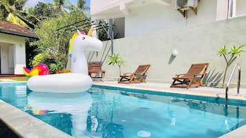 Kolam renang outdoor, dengan kursi berjemur