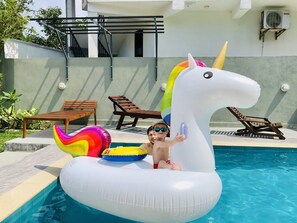 Piscine extérieure, chaises longues