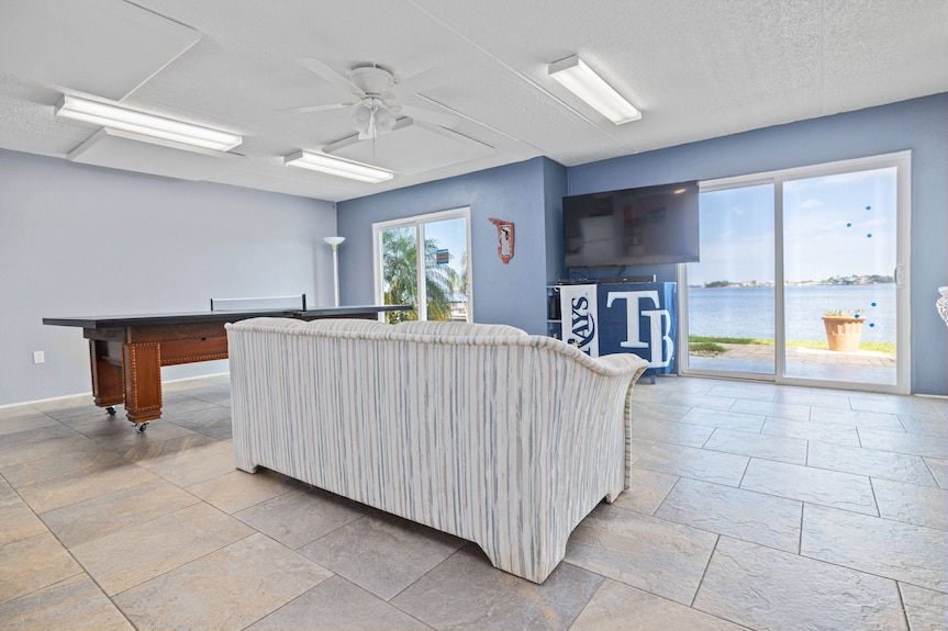 Waterfront Escape! Heated Pool, Bbq, Clubhouse & Pier Dolphins & Sunsets From Your Private Porch! - 더네딘