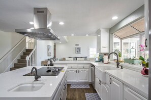 Fridge, microwave, oven, stovetop - Luxurious Wine Country Retreat with Pool, Spa & Stunning Hilltop Views at Casa Rosé (Temecula)