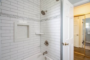 Bruser, hårtørrer, håndklæder, Shampoo