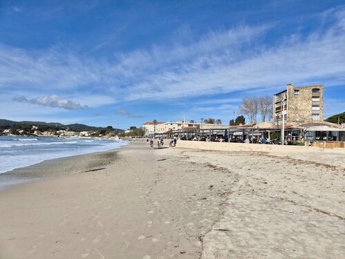 Sea view, Sablettes beach on foot and air conditioning