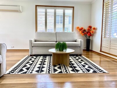 Beautiful Sunny house, 4 Km to Hobart CBD