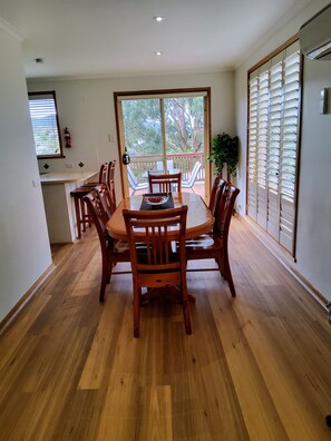 Dining - Beautiful Sunny house, 4 Km to Hobart CBD (Lenah Valley)