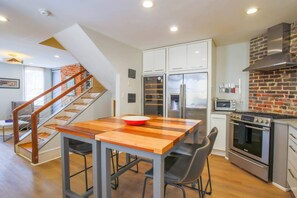 Réfrigérateur, micro-ondes, lave-vaisselle, cafetière/bouilloire