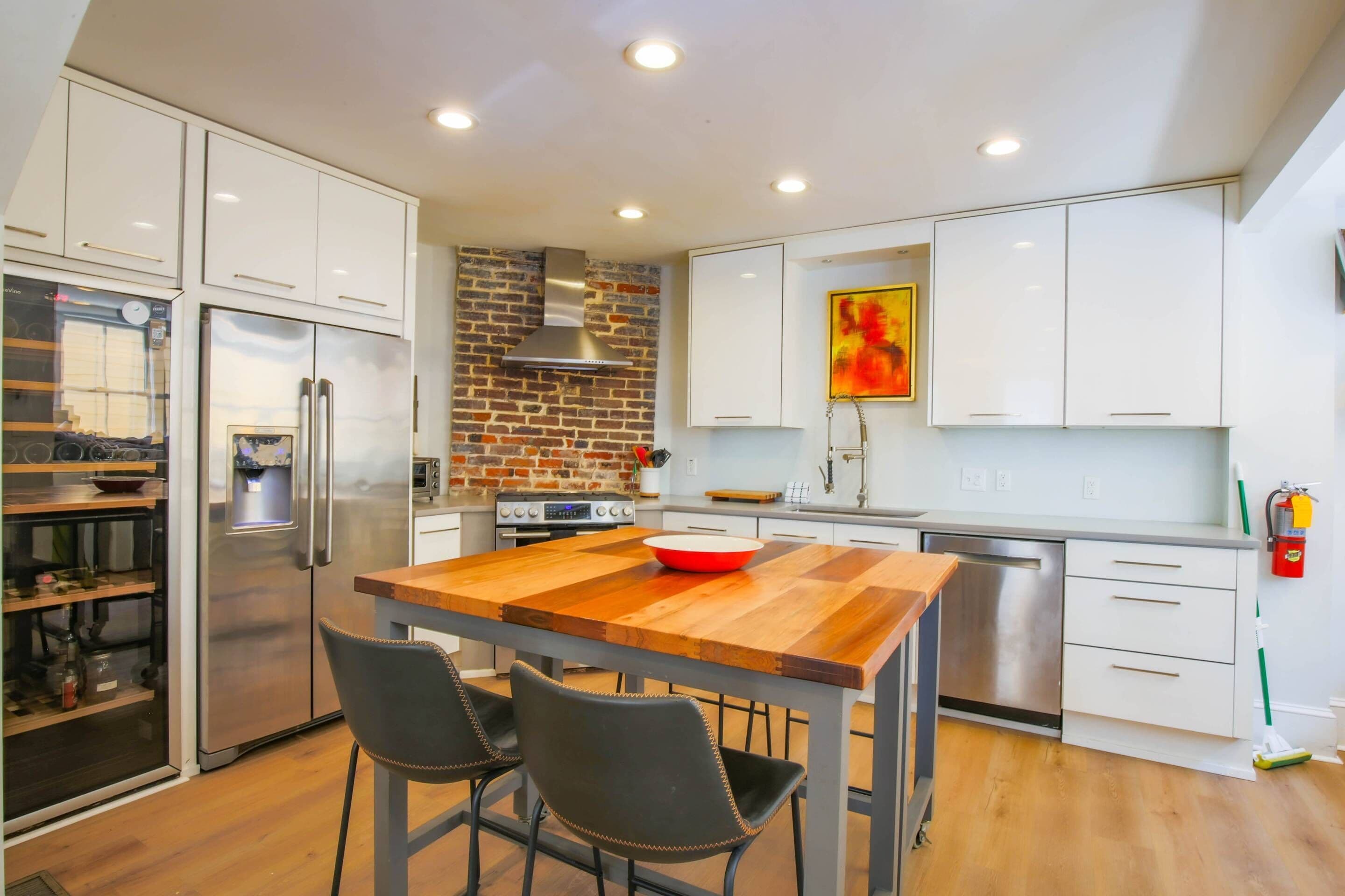 Coffee/tea maker, fridge, microwave, dishwasher