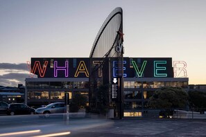 Exterior - Modern 2-Bedroom in the City Centre with Pool (Auckland)