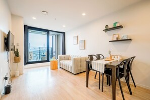 Dining - Modern 2-Bedroom in the City Centre with Pool (Auckland)