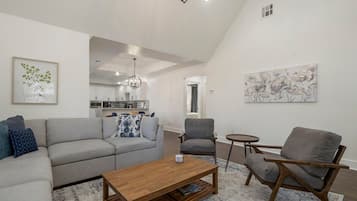 TV, lareira, videogames, livros