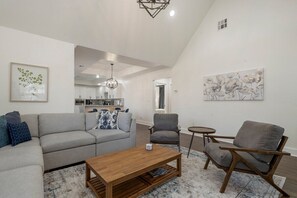 Fernseher, Kamin, Videospiele, Bücher