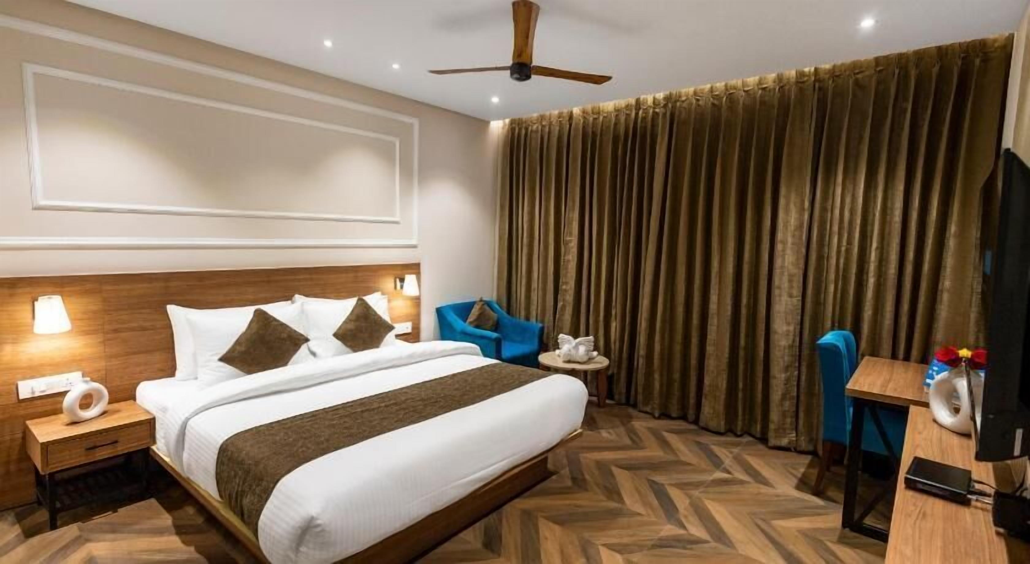 Minibar, iron/ironing board, free WiFi, bed sheets