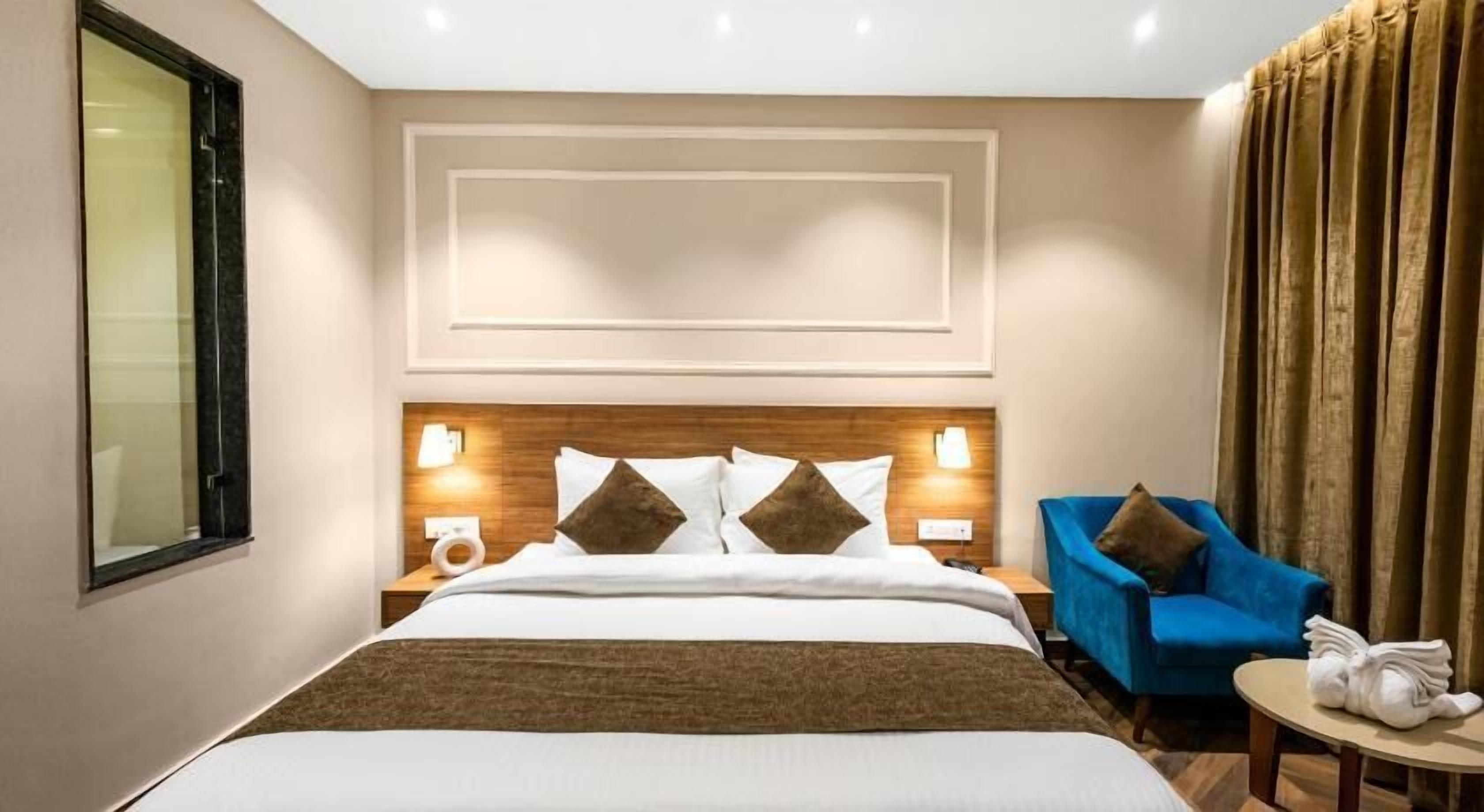 Minibar, iron/ironing board, free WiFi, bed sheets