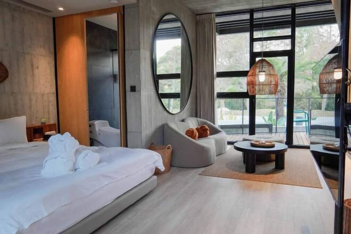 1 bedroom, premium bedding, down duvets, memory-foam beds