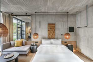 Premium bedding, down comforters, memory foam beds, free minibar items - Deer Chaser Hotel (Yuchi)