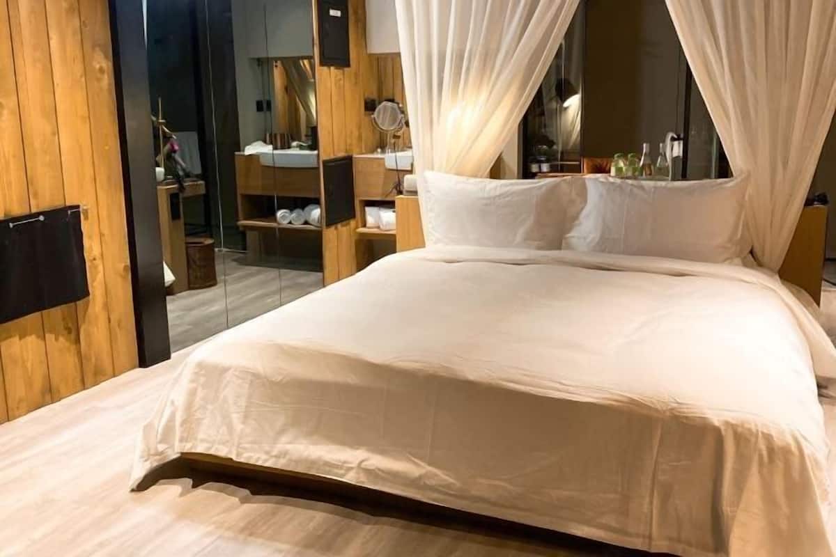 1 bedroom, premium bedding, down duvets, memory-foam beds