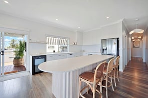 Fridge, microwave, oven, stovetop - The Lookout, Bargara (Bargara)