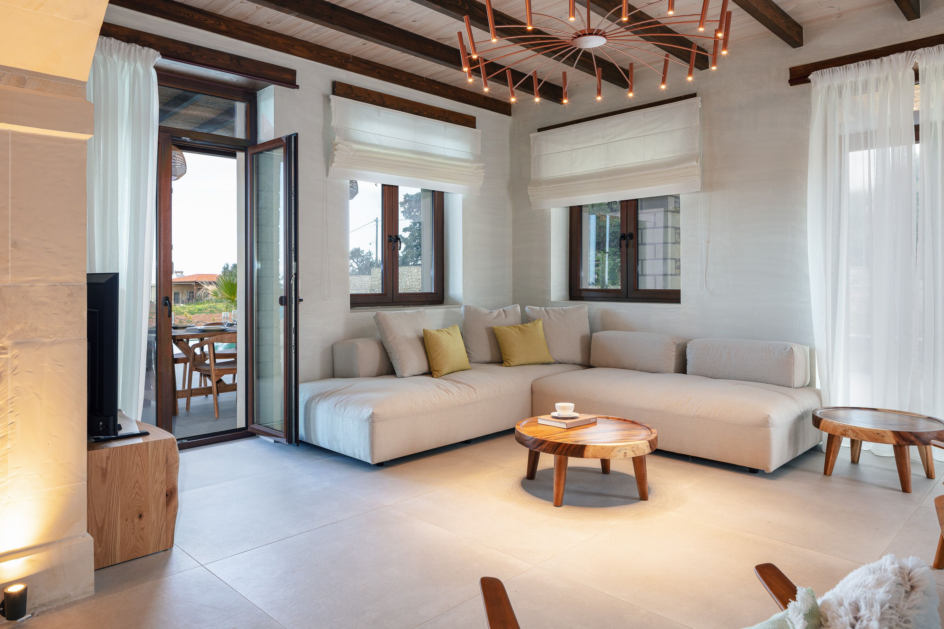 Smart-tv, pejs, bordtennisbord, bøger