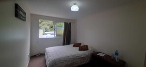 Family Room | Iron/ironing board, free WiFi, bed sheets - Lioness B&B  (Dunedin)